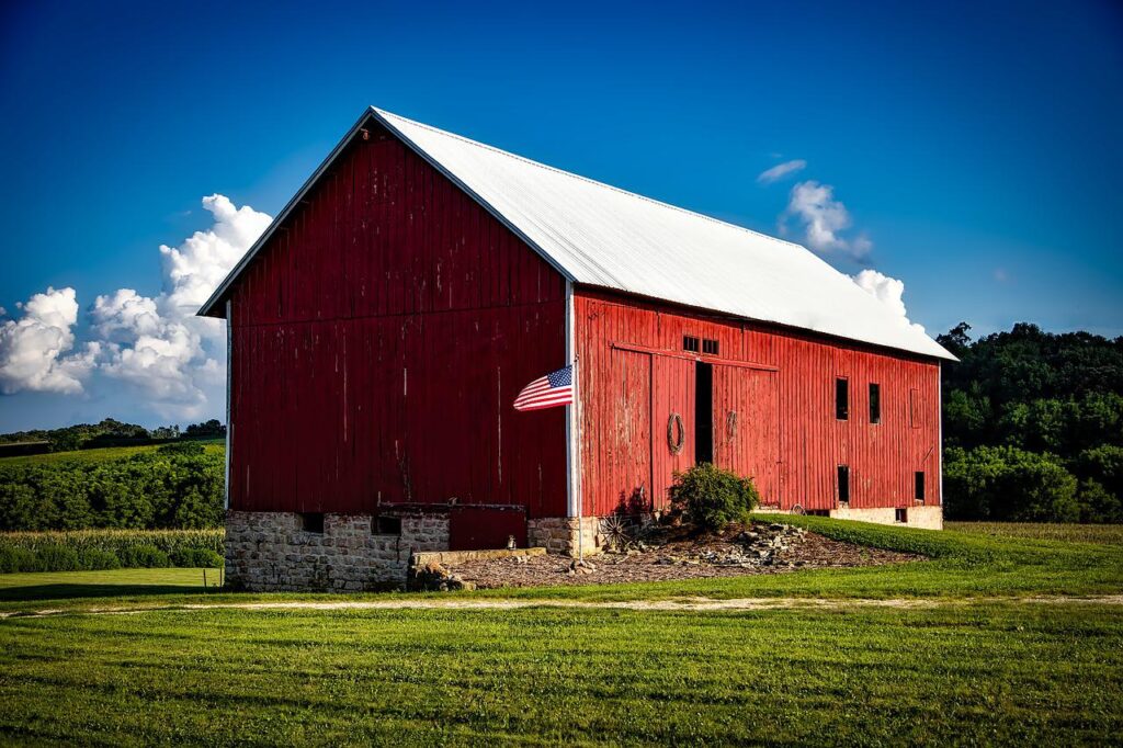 iowa, red barn, american flag-1731520.jpg